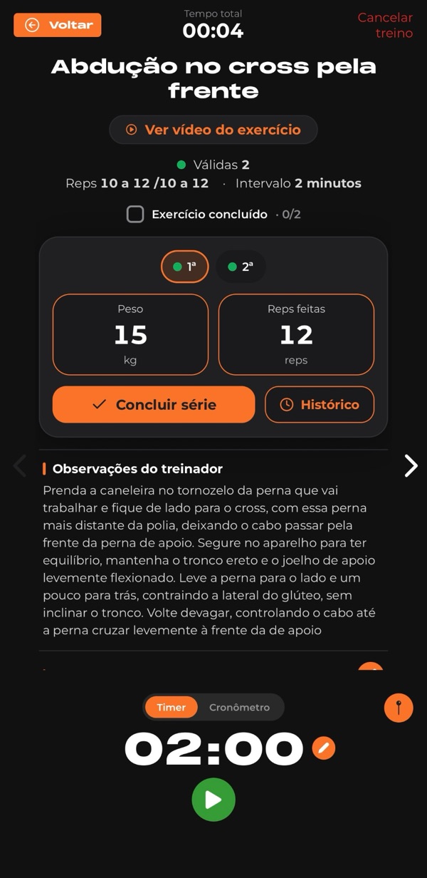 Tela do app durante o treino: séries, peso e repetições, observações da treinadora e timer de descanso.